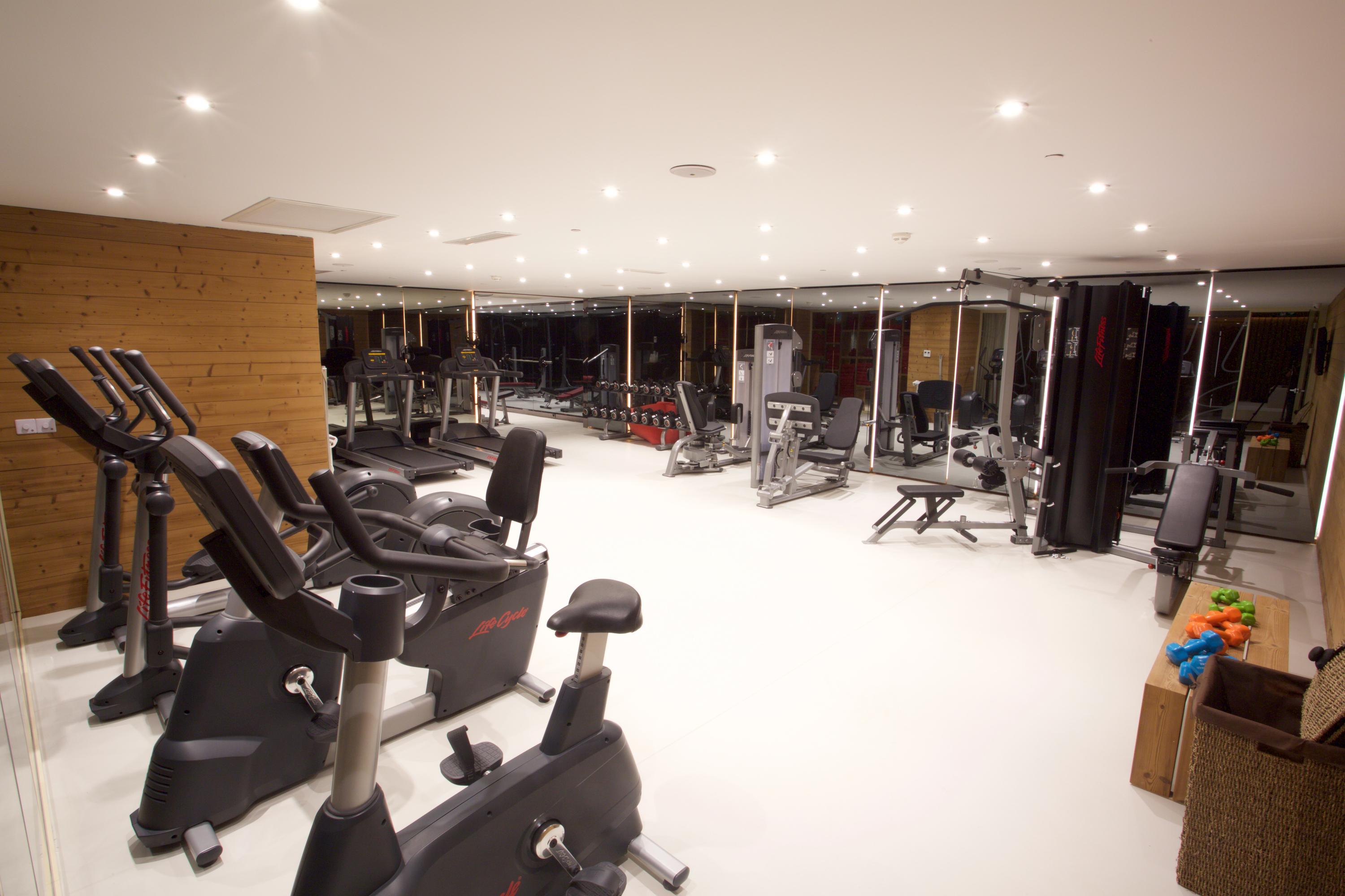 Dosso Dossi Hotels & Spa Downtown Estambul Exterior foto The photo shows a modern gym or fitness area. It features various exercise equipment, including stationary bikes, weight machines, and possibly free weights. The space has a bright, well-lit atmosphere with multiple ceiling lights and large mirrors l