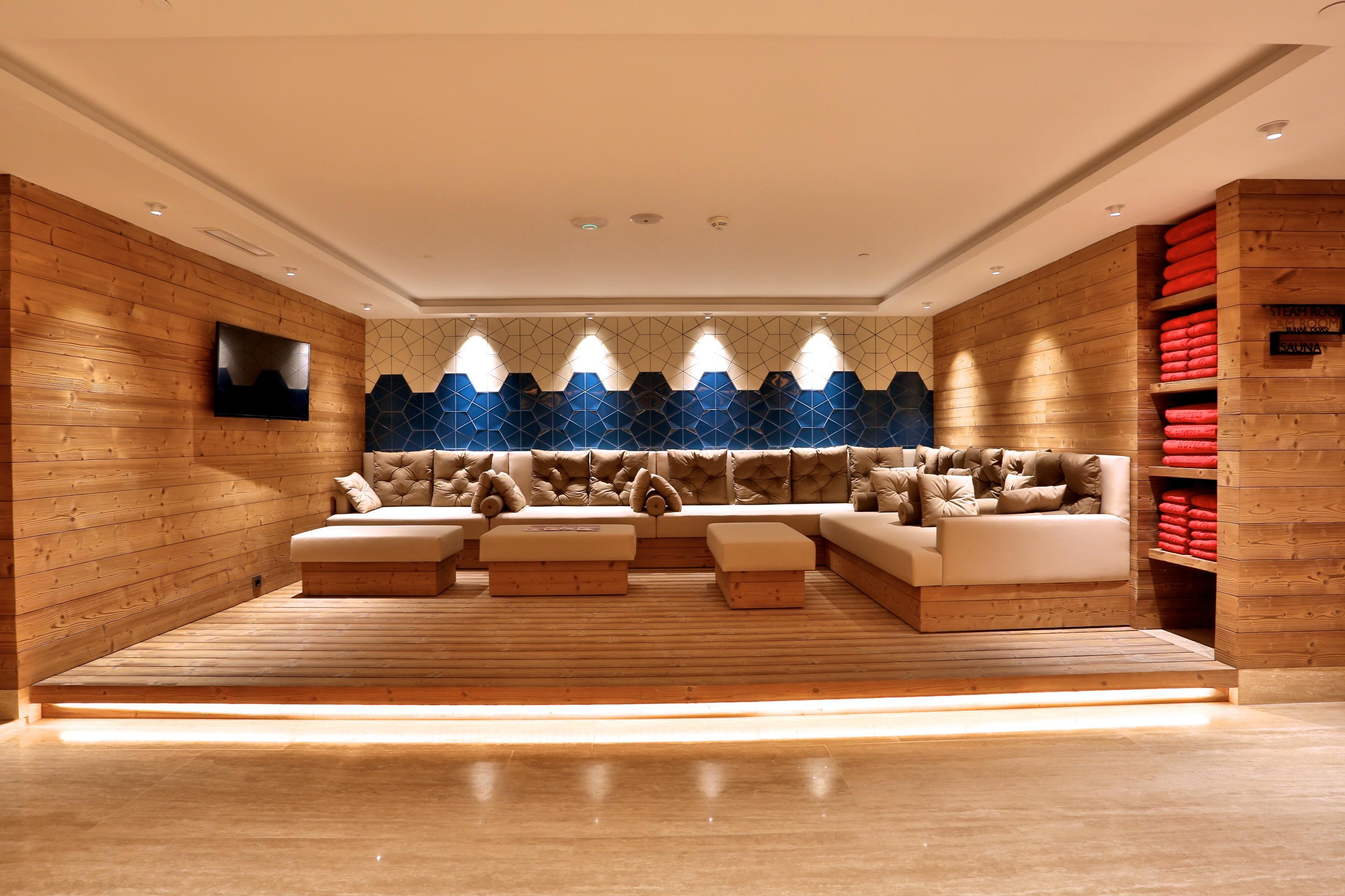 Dosso Dossi Hotels & Spa Downtown Estambul Exterior foto The photo shows a cozy and modern lounge or relaxation area. It features wooden walls and a light-colored wooden floor, creating a warm atmosphere. The seating consists of plush couches with decorative cushions in neutral tones, arranged around a low