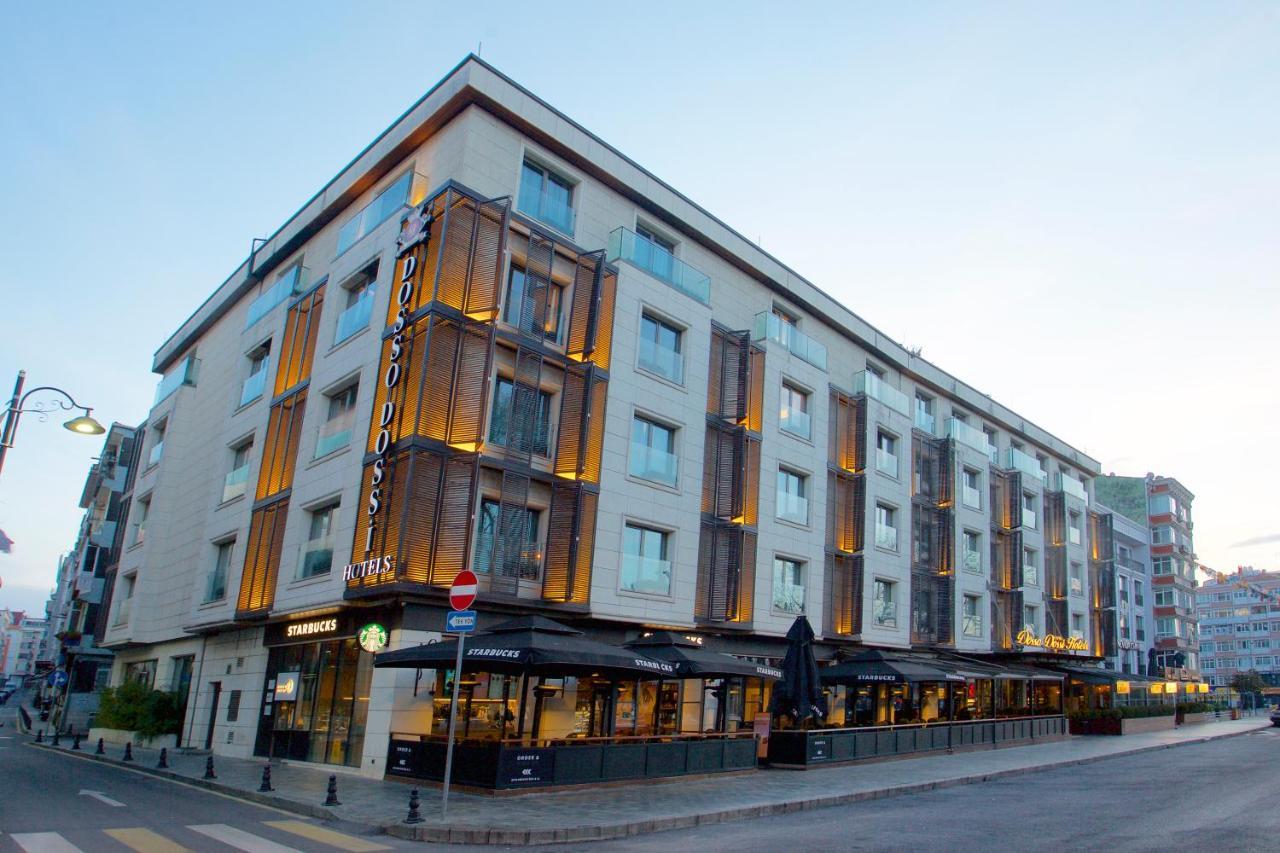 Dosso Dossi Hotels & Spa Downtown Estambul Exterior foto The photo shows a modern building that appears to be a hotel. It has a contemporary architectural design with a mix of light-colored walls and wooden accents. The structure is four stories high and features large windows that allow for plenty of natu