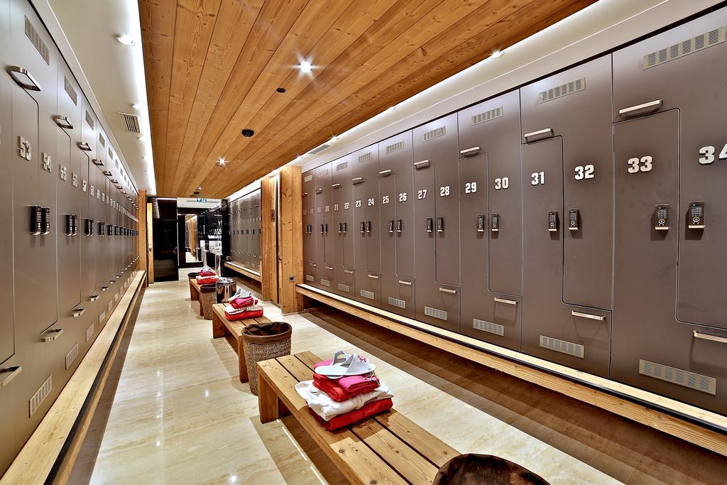 Dosso Dossi Hotels & Spa Downtown Estambul Exterior foto The photo shows a locker room interior. It features rows of lockers along the walls, each with a number on it. The lockers have a simple, metallic design, and the space has a warm, modern aesthetic with wooden ceiling panels. There are wooden benches